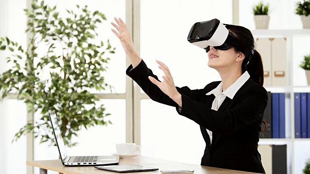 詳情圖-亞洲女商人用VR指向空中屏幕