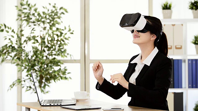 詳情圖-亞洲女商人用VR指向空中屏幕