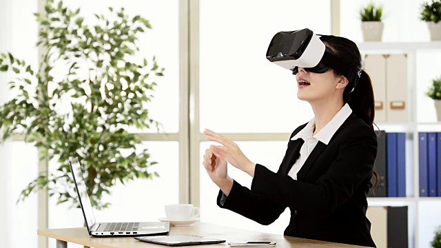 詳情圖-亞洲女商人用VR指向空中屏幕