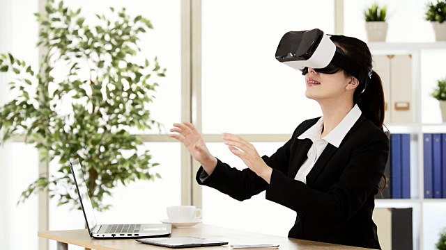 詳情圖-亞洲女商人用VR指向空中屏幕