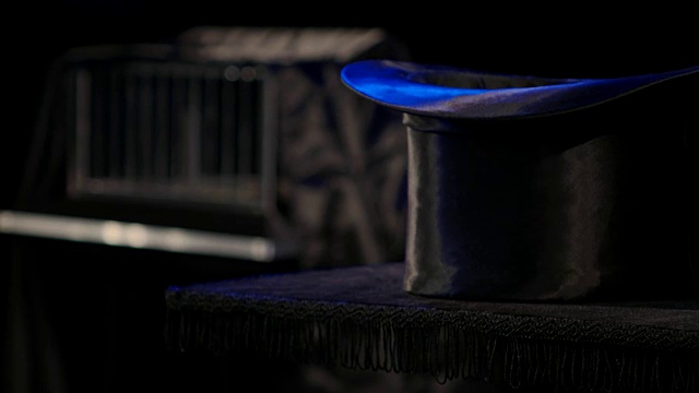 魔术师把他的帽子放在柜台上