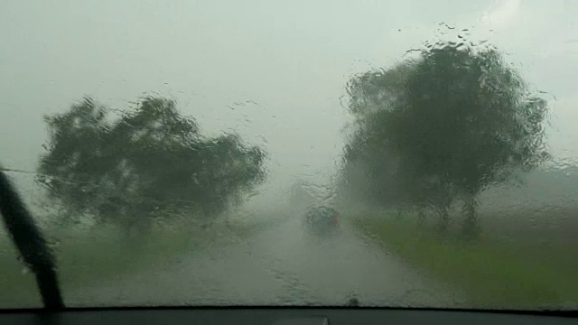 开车，倾盆大雨，大雨，司机和乘客的视角