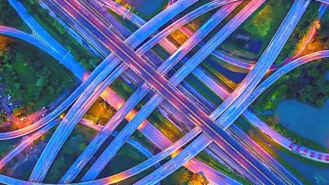 鸟瞰图高速公路的时间流逝，高速公路和高速公路在马戏团十字路口的细节