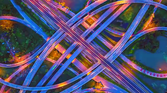 詳情圖-鳥瞰圖高速公路的時(shí)間流逝，高速公路和高速公路在馬戲團(tuán)十字路口的細(xì)節(jié)