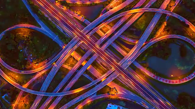 詳情圖-鳥瞰圖高速公路的時(shí)間流逝，高速公路和高速公路在馬戲團(tuán)十字路口的細(xì)節(jié)