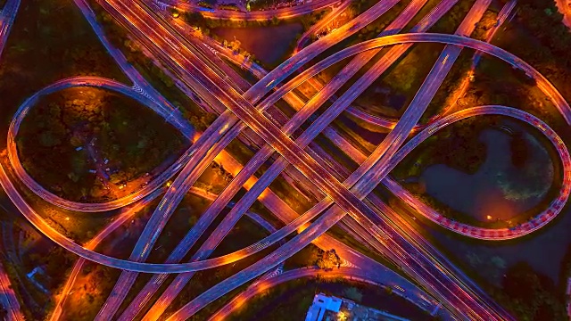 詳情圖-鳥瞰圖高速公路的時(shí)間流逝，高速公路和高速公路在馬戲團(tuán)十字路口的細(xì)節(jié)