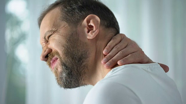 白人男性按摩颈部，感觉不适，脊椎问题，身体护理