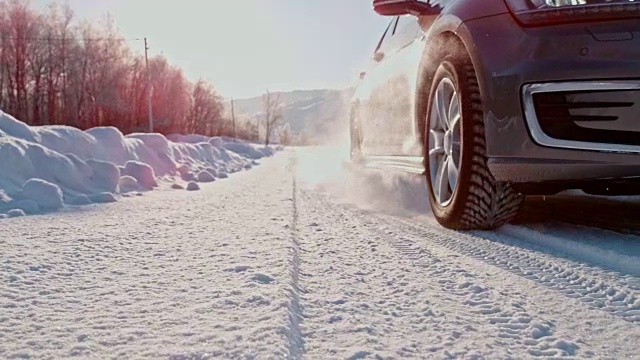 SLO MO汽车在雪地里行驶