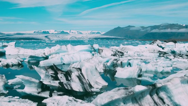 鸟瞰图美丽的蓝色冰川泻湖与巨大的冰山在冰岛