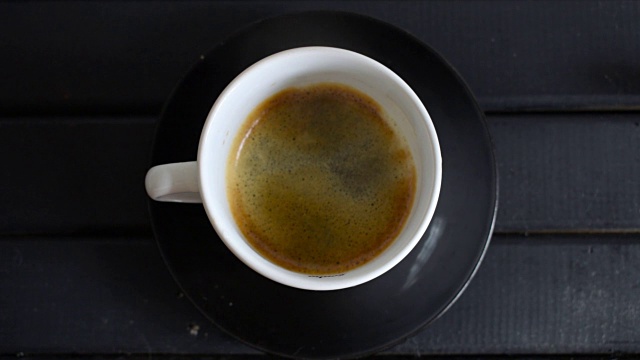 詳情圖-無縫的循環(huán)，白瓷杯上的意式濃縮咖啡，黑木背景和盤子，新煮的，仍然熱，蒸汽煙霧出來