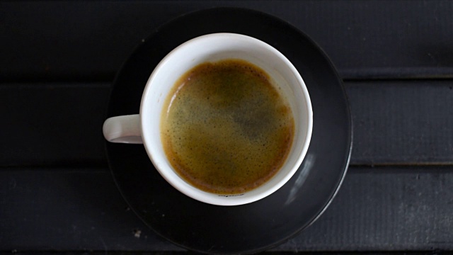 詳情圖-無縫的循環(huán)，白瓷杯上的意式濃縮咖啡，黑木背景和盤子，新煮的，仍然熱，蒸汽煙霧出來