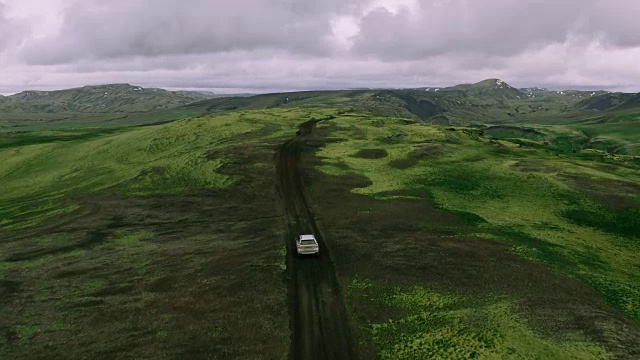 详情图-空中跟踪拍摄的银色4x4越野车行驶在山顶的山路