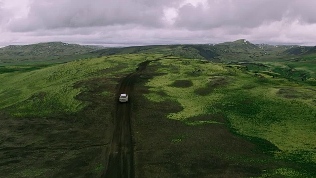 详情图-空中跟踪拍摄的银色4x4越野车行驶在山顶的山路