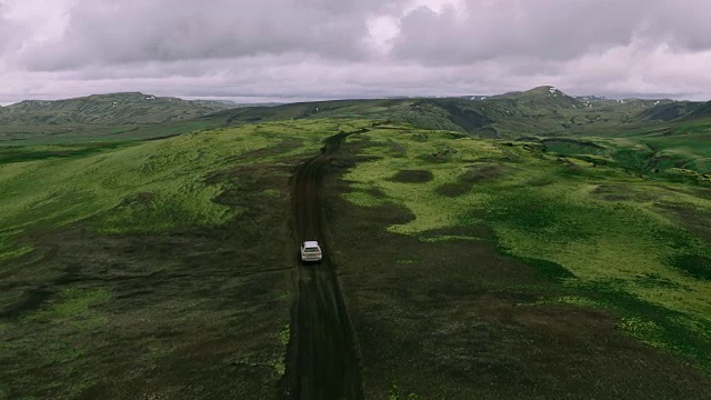 详情图-空中跟踪拍摄的银色4x4越野车行驶在山顶的山路