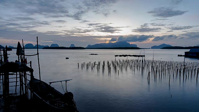 4K-Time Lapse热带海洋和美丽多彩的日出或日落在班桑chongtai在泰国攀雅省。