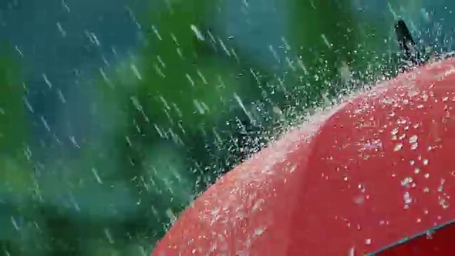 大雨落在紅傘上