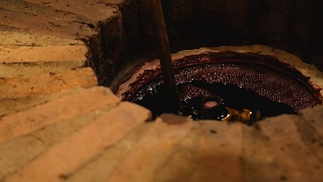 游客品酒自埋藏地下的奇夫里，美味专属饮品