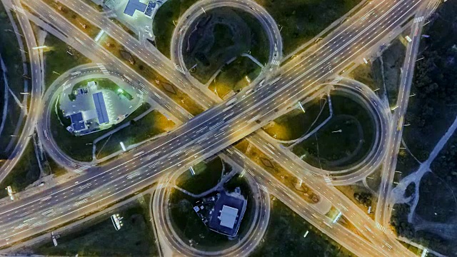 夜间高速公路立交交通的静态垂直鸟瞰图。间隔拍摄背景