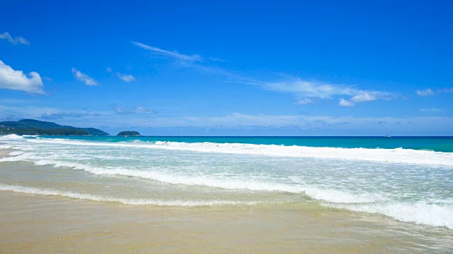 海浪撞击在一个宁静的卡隆海滩。普吉岛,泰国。2018年7月30日