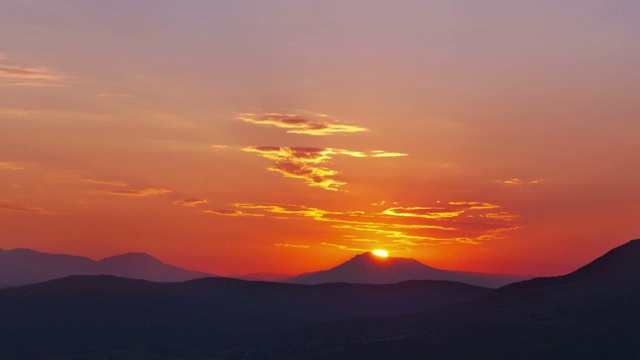 4K日出:太阳从山后升起