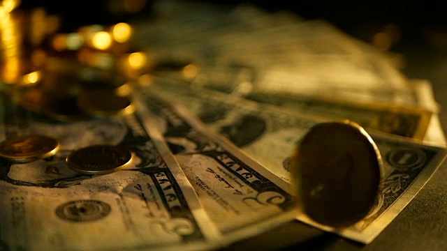 管理效率。成堆的金币和纸币在黑色的背景上。成功的金融事业、投资。