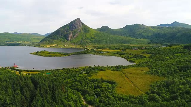 在晴朗的夏日，航拍镜头揭示了挪威罗浮敦群岛上尖锐的山峰。空中4k超高清。