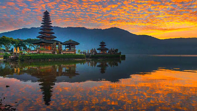 4K时间流逝电影日出场景Pura Ulun Danu Bratan寺庙，巴厘岛，印度尼西亚