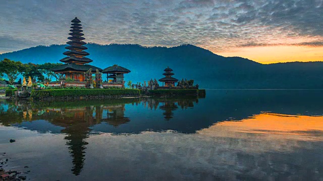詳情圖-4K時(shí)間流逝電影日出場(chǎng)景Pura,Ulun,Danu,Bratan寺廟，巴厘島，印度尼西亞