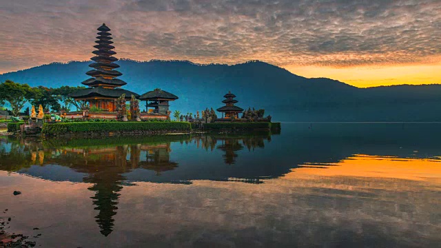 詳情圖-4K時(shí)間流逝電影日出場(chǎng)景Pura,Ulun,Danu,Bratan寺廟，巴厘島，印度尼西亞