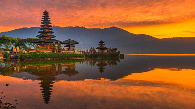 詳情圖-4K時(shí)間流逝電影日出場(chǎng)景Pura,Ulun,Danu,Bratan寺廟，巴厘島，印度尼西亞