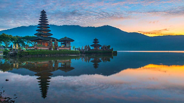 詳情圖-4K時(shí)間流逝電影日出場(chǎng)景Pura,Ulun,Danu,Bratan寺廟，巴厘島，印度尼西亞