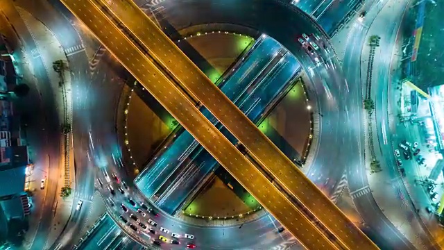 詳情圖-4K時間推移或超推移縮小:鳥瞰圖網(wǎng)絡或公路交叉口的交通或分銷的概念背景。