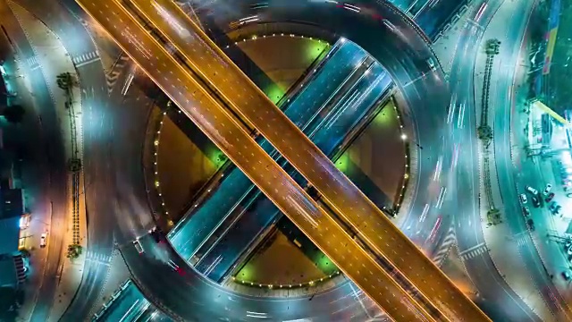 詳情圖-4K時間推移或超推移縮小:鳥瞰圖網(wǎng)絡或公路交叉口的交通或分銷的概念背景。