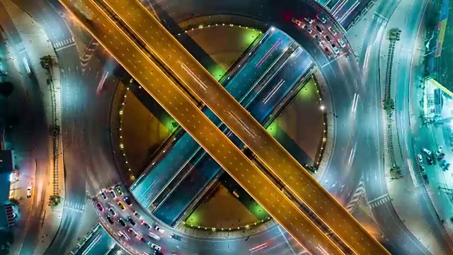 詳情圖-4K時間推移或超推移縮小:鳥瞰圖網(wǎng)絡或公路交叉口的交通或分銷的概念背景。