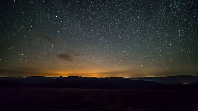 星空与星星和云时间流逝的背景