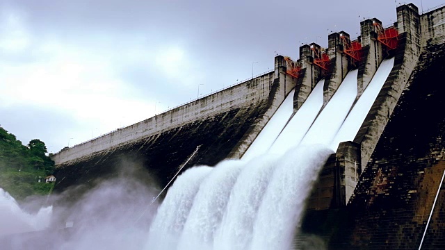 大坝从泉道放水
