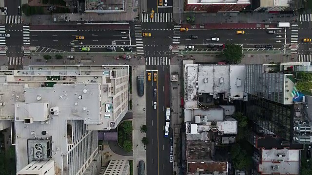 空中汽车在纽约市曼哈顿中城的交通中行驶