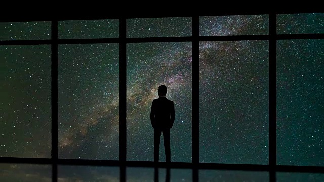 詳情圖-在星空的背景下，站在窗邊的男人。時間流逝