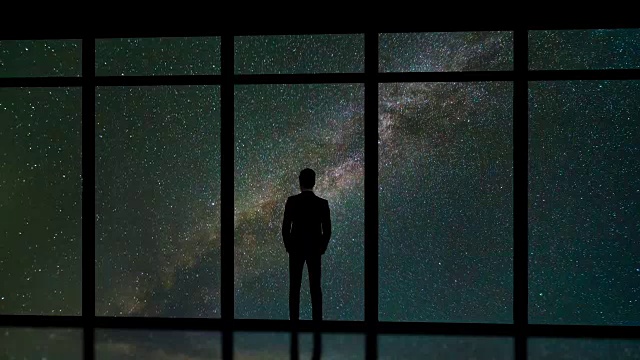 詳情圖-在星空的背景下，站在窗邊的男人。時間流逝