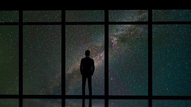 詳情圖-在星空的背景下，站在窗邊的男人。時間流逝