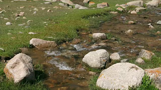 清澈的溪水在山间流淌。透明的水在山河