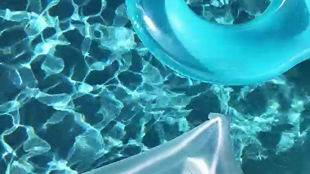游泳池浮在游泳池上