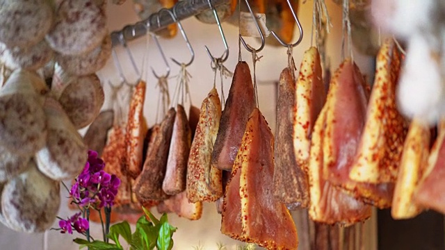 市场上摆满了鹿肉香肠、野猪肉、肉干熟食。干燥、模具。自然、意大利、食物、生物的概念