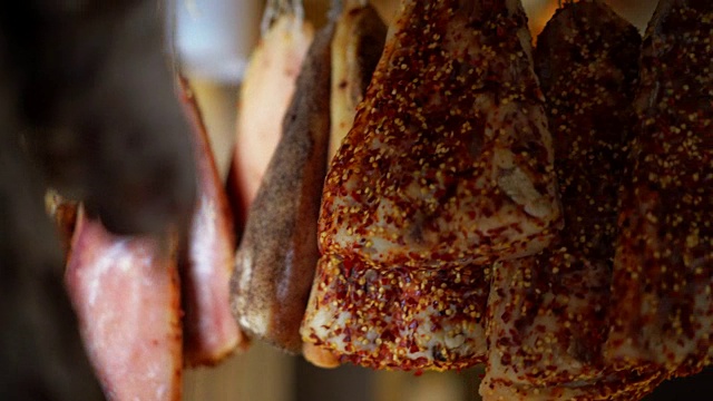 详情图-市场上摆满了鹿肉香肠、野猪肉、肉干熟食。干燥、模具。自然、意大利、食物、生物的概念