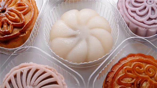 俯视图传统和现代风格的月饼旋转近