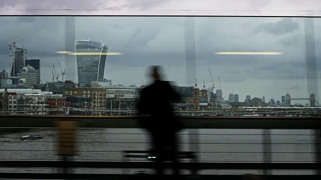 英国伦敦市中心从火车窗口观看的实时视频