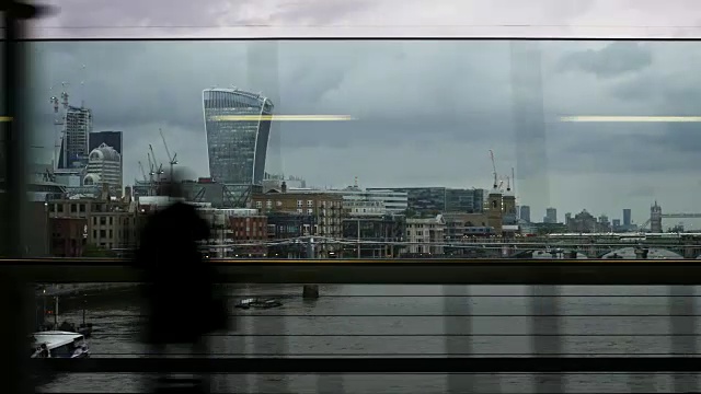 詳情圖-英國(guó)倫敦市中心從火車窗口觀看的實(shí)時(shí)視頻