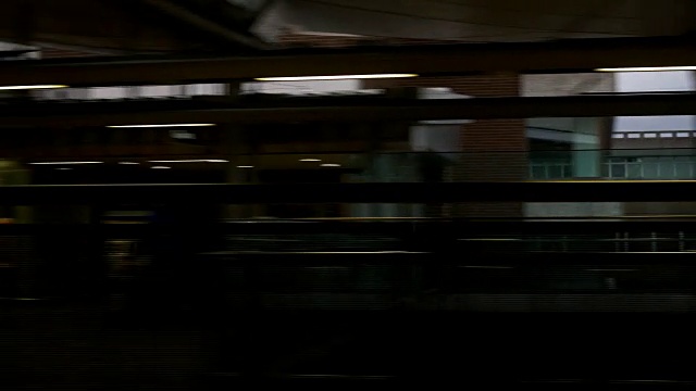 詳情圖-英國(guó)倫敦市中心從火車窗口觀看的實(shí)時(shí)視頻