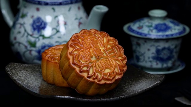 詳情圖-中秋節(jié)期間向朋友或家庭聚會(huì)提供月餅/月餅和中國(guó)茶/月餅上的漢字代表“重白”的英文
