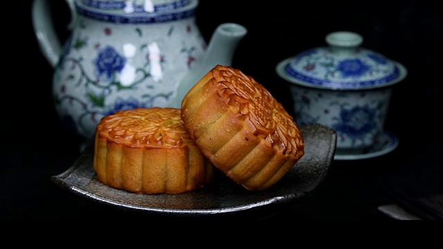詳情圖-中秋節(jié)期間向朋友或家庭聚會(huì)提供月餅/月餅和中國(guó)茶/月餅上的漢字代表“重白”的英文